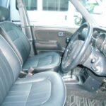 【運転席＆助手席】黒革調シートで　高級感たっぷり!!　汚れが目立ちにくく、優雅にドライブをお楽しみいただけます♪座り心地もバッチリです☆是非一度ご体感下さいませ