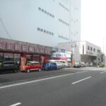 国道308号線沿いショールーム 在庫車他にも有ります。上に阪神高速東大阪線で中野出口すぐ、近鉄けいはんな線荒本駅から８分です。