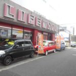 国道308号線沿いショールーム 在庫車他にも有ります。上に阪神高速東大阪線で中野出口すぐ、近鉄けいはんな線荒本駅８分です。