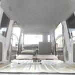 禁煙車なので、天井もこの通り奇麗です、臭いもにしません!!