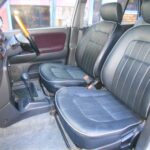【運転席＆助手席】黒革調シートで高級感たっぷり優雅にドライブをお楽しみいただけます♪座り心地もバッチリです☆そそれに、汚れが目立ちにくく、永く質感を与えてくれるので、是非一度ご体感下さいませ